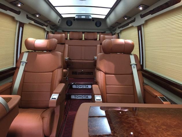 终于明白领导出行,不选迈巴赫劳斯莱斯,而选丰田考斯特亮点在这