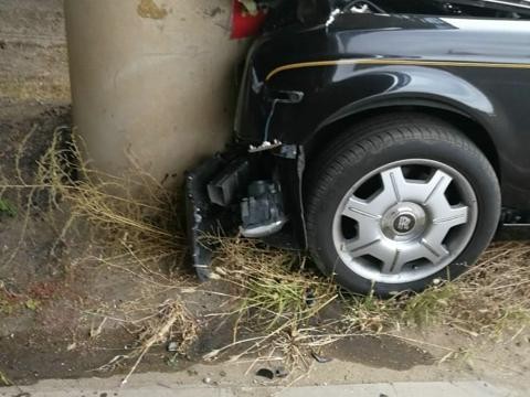 劳斯莱斯撞桥墩，修理费高达百万，一辆宝马740的钱未必能修好