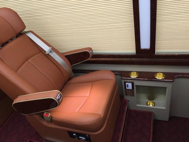 这款普通中巴,丰田考斯特 竟然成了大巴车的标杆,打开车门秒懂