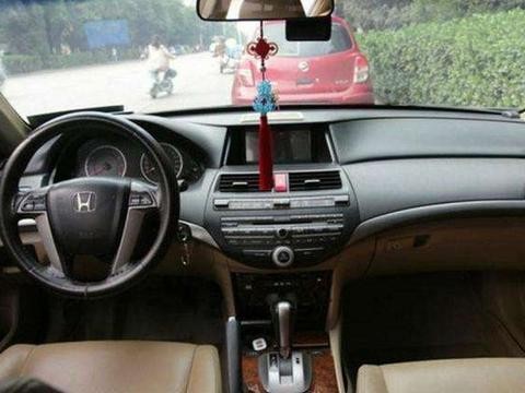 落地价22万,现只需9万,车内听不见发动机的声音,后排能“泡茶“喝