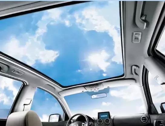 天降大型坠物时,全景天窗反而比普通车顶更安全,你信么?
