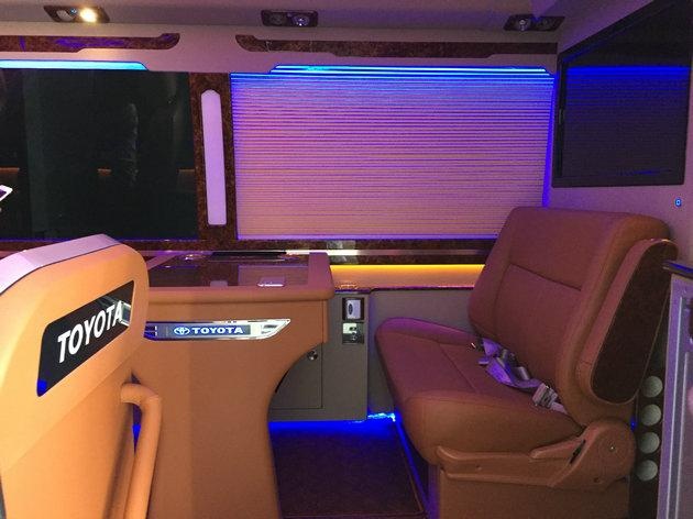 终于明白领导出行,不选迈巴赫劳斯莱斯,而选丰田考斯特亮点在这