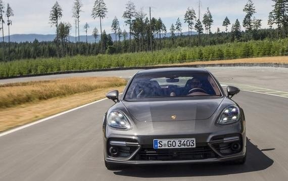 跑车性能的行政座驾！550马力8缸发动机 保时捷帕拉梅拉惊艳亮相