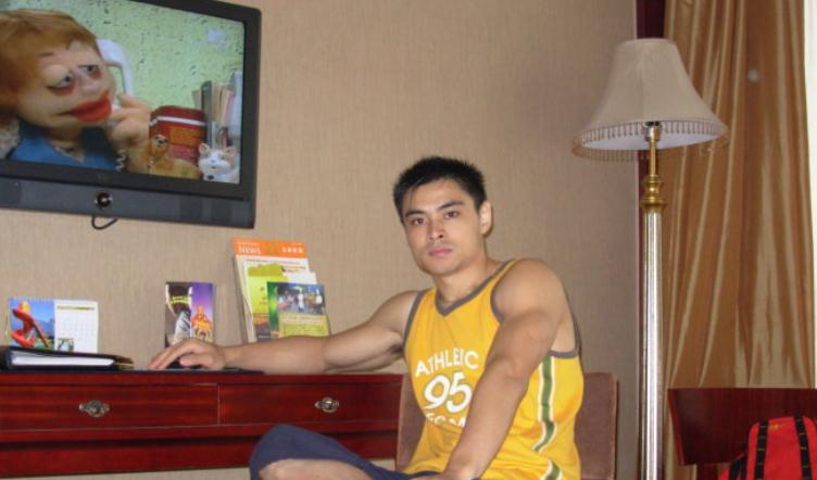 全国体操冠军退役当传菜员,卖金牌卖血让女儿