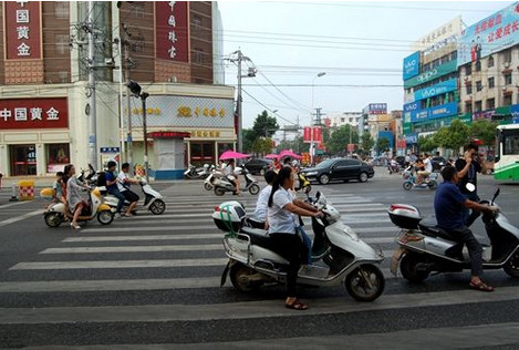 神出鬼没的马路杀手 许多车都不敢靠近 司机