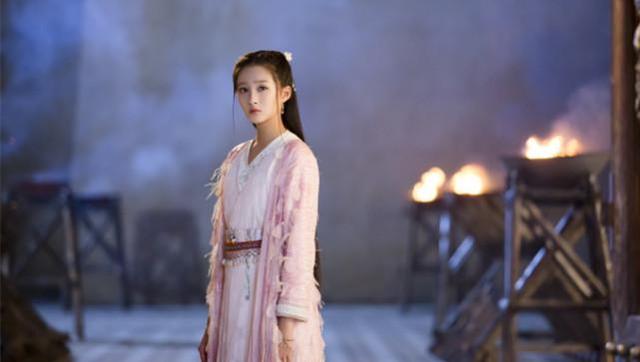 关晓彤的古装也很多粉色的,她真的是喜欢这颜色!