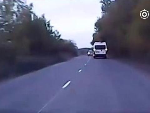 又一起惨烈车祸，司机冲出公路被甩上天！