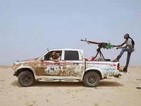 架上机枪就成移动步兵战车，这台传奇皮卡13年后重回日本！