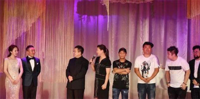 国家一级演员,今54岁女儿坐豪车出嫁,众星出席