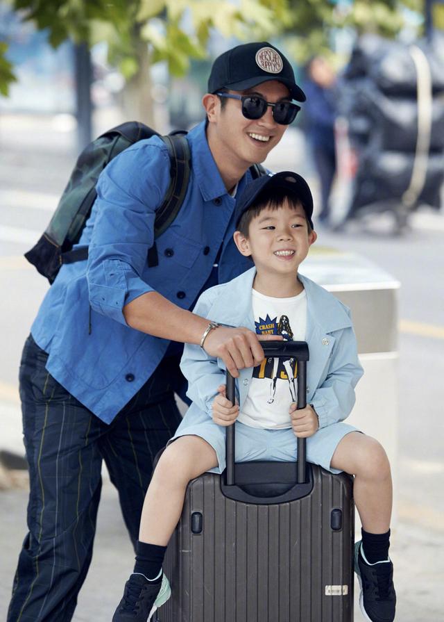 杜江嗯哼再次出发录制《爸爸去哪儿》,父子俩机场互动心情超好!