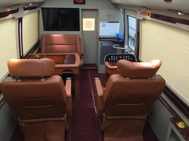 终于明白领导出行,不选迈巴赫劳斯莱斯,而选丰田考斯特亮点在这