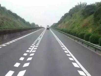 高速公路上不认识这些标线,就个个都成为扣分的“陷阱”