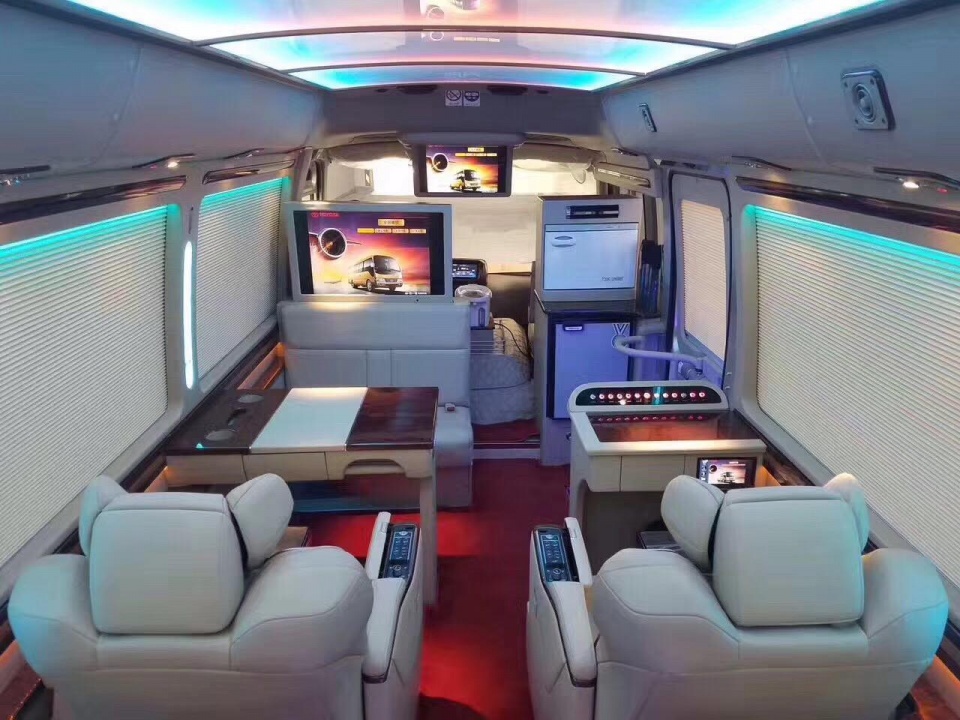 终于明白领导出行,不选迈巴赫劳斯莱斯,而选丰田考斯特亮点在这