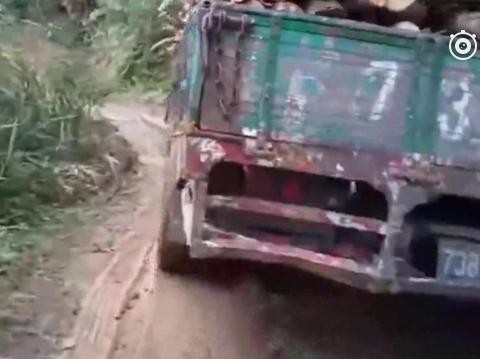 老司机满载木头泥土路差点翻车、看看挖掘机这的一臂之力！