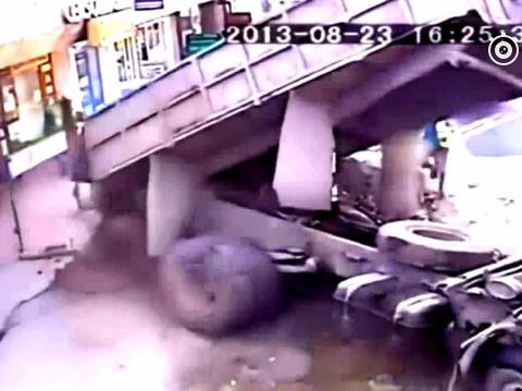 珍惜生命，远离泥头车！监控记录下泥头车翻倒的恐怖瞬间