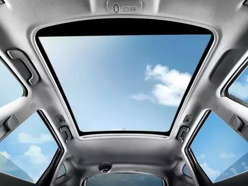 天降大型坠物时,全景天窗反而比普通车顶更安全,你信么?