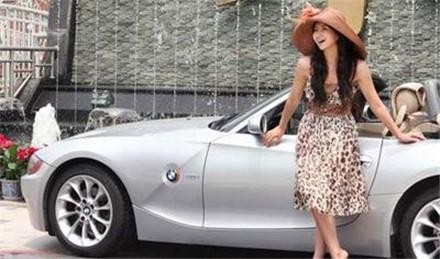 车展上，站在80万豪车旁的一位模特，裙子突然变透明了！