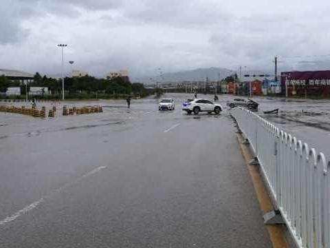 公路坦克名不虚传，比亚迪越野车撞上起亚K5，车迷们沸腾了