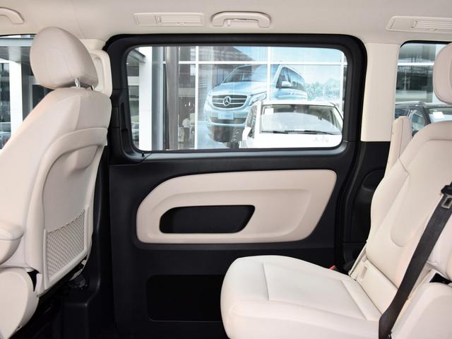 这奔驰轴距3米4才卖30万,还配一块假屏幕,差点以为是众泰