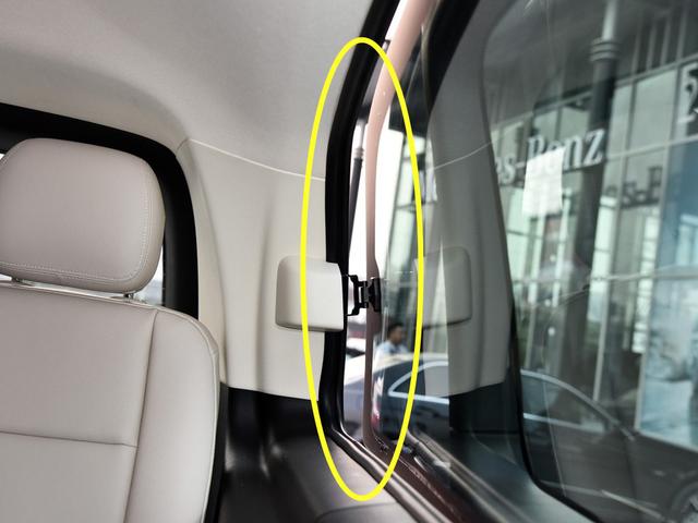 这奔驰轴距3米4才卖30万,还配一块假屏幕,差点以为是众泰