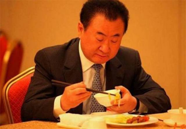 同样是富豪坐拥豪车,马云早餐9菜一汤,而王健