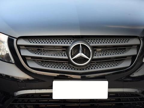 这奔驰轴距3米4才卖30万，还配一块假屏幕，差点以为是众泰