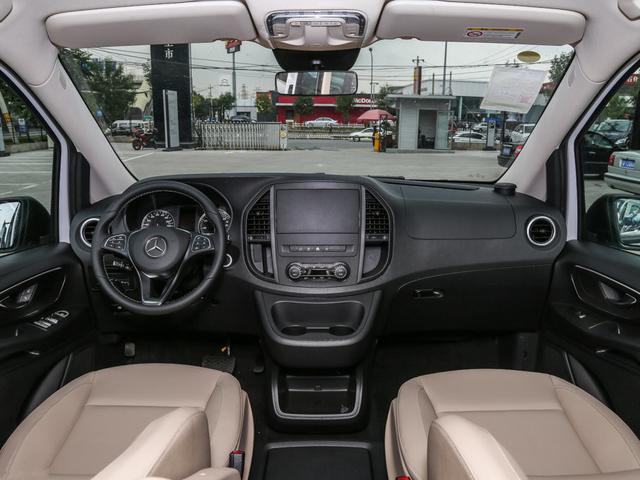 这奔驰轴距3米4才卖30万,还配一块假屏幕,差点以为是众泰