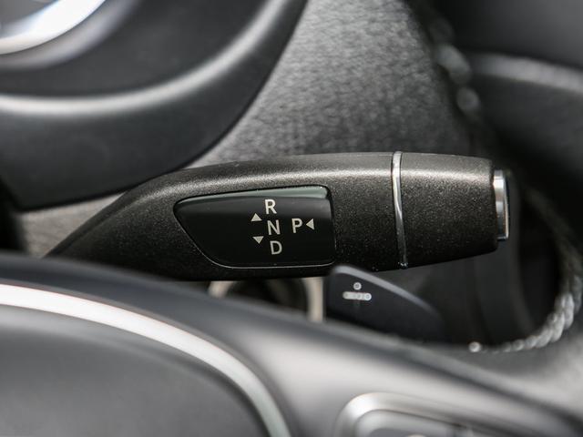 这奔驰轴距3米4才卖30万,还配一块假屏幕,差点以为是众泰