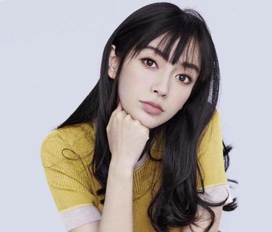 迪丽热巴刘海美出新高度，但是有刘海的baby郑爽更美