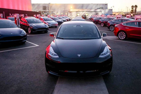 特斯拉推迟电动卡车发布，传统行业的竞争对手越来越近