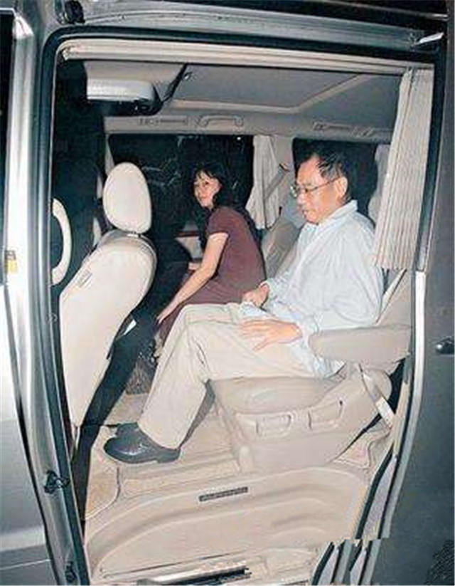 他得过100枚金牌,和体操皇后结婚,今54岁坐