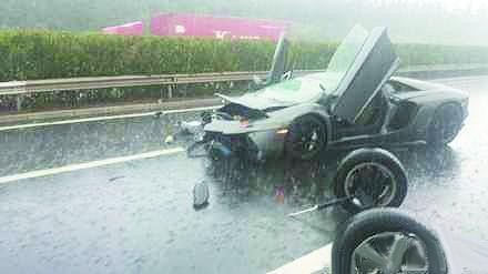 偶遇一辆150万的豪车，只因车后装的一物，导致雨天打伞行驶！