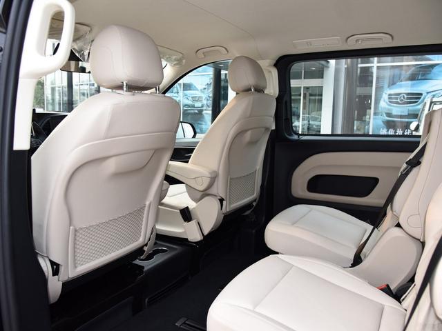 这奔驰轴距3米4才卖30万,还配一块假屏幕,差点以为是众泰