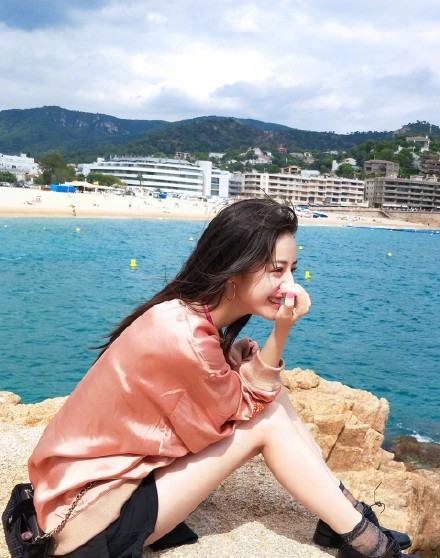 迪丽热巴刘海美出新高度，但是有刘海的baby郑爽更美