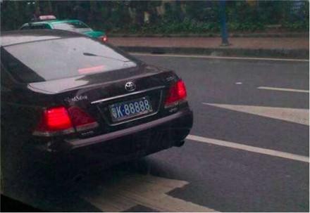 30万的皇冠挂五连号，被说假牌！车主怒买400万的豪车换上