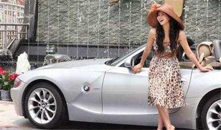 车展上, 站在80万豪车旁的一位模特, 裙子突然变透明了!