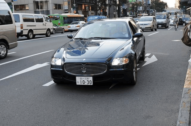 日本土豪开奔驰宝马会让人看不起，看看日本有钱人都喜欢开什么车