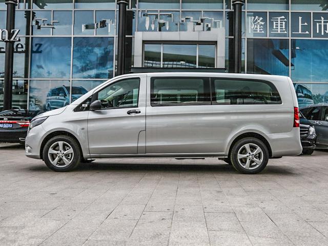 这奔驰轴距3米4才卖30万,还配一块假屏幕,差点以为是众泰