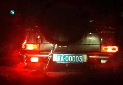 奔驰越野车路边停车，取车的时候被塞小纸条，有人要买车牌！