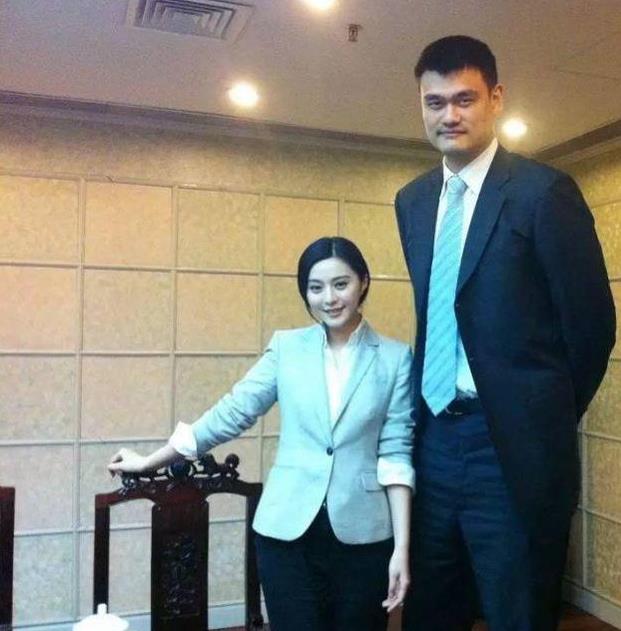 姚明和别人合影图片