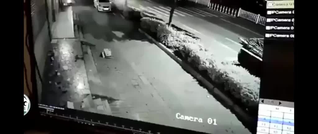 SUV路边停车，开车门又不观察