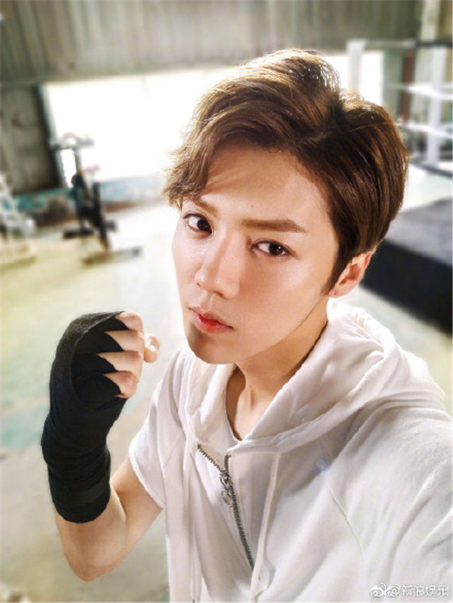 鹿晗关晓彤微博公布恋情,工作室已认证,一对比