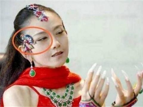 “她”是孔雀天后，今58岁坐拥豪车，但摘下帽子时才知其心酸！