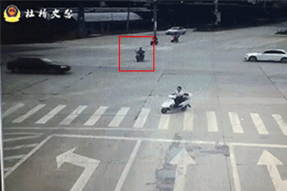 马路上的老冤家 电动车事故的奇葩案例