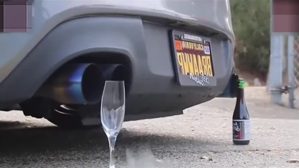 跑车的排气管威力有多大？放个酒杯在后面试一下结果超乎想象