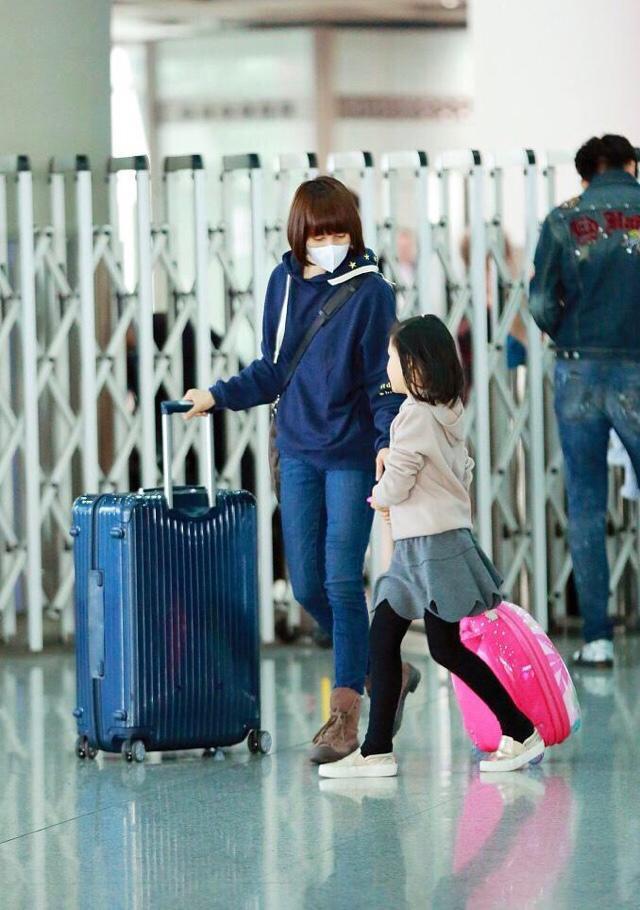 夏雨和袁泉女儿近照，都长这么大了，不仅活泼漂亮名字还很好听