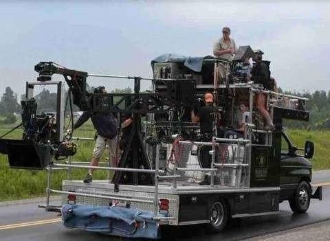 难怪电影中的飙车镜头那么精彩！人家用法拉利当拍摄车