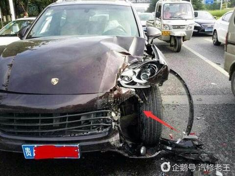百万保时捷撞上国产吉利博越，豪车车主不敢相信眼前发生一幕