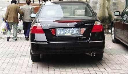 车迷遇到两个一样的车牌，车价差了几十倍，迈巴赫还缺个车牌？