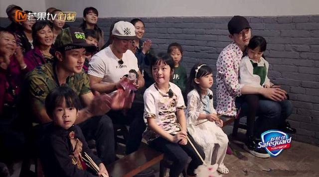 《爸爸去哪儿》小山竹与Jasper生病待遇大不同,剧组这么现实?